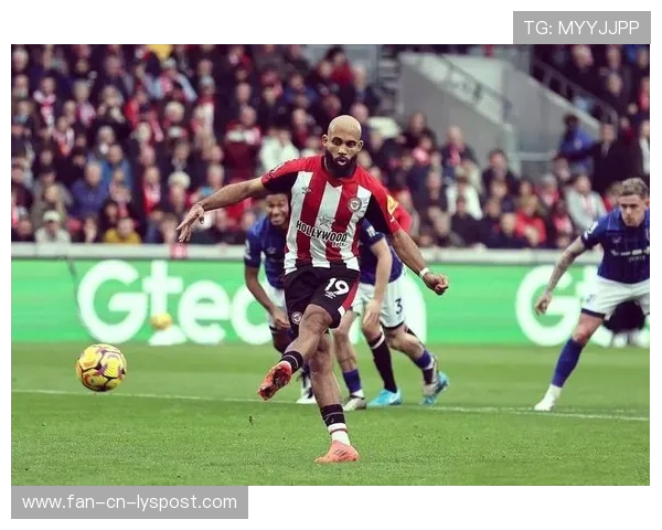 布伦特福德利用宽度展开进攻